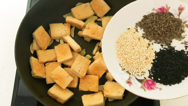 芝香千页豆腐,加入黑芝麻,白芝麻和孜然