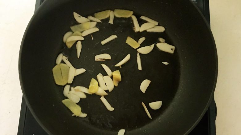 芝香千页豆腐,炒锅烧热后加入大豆色拉油,油烧热后加入姜片和蒜丝,煸炒出香味
