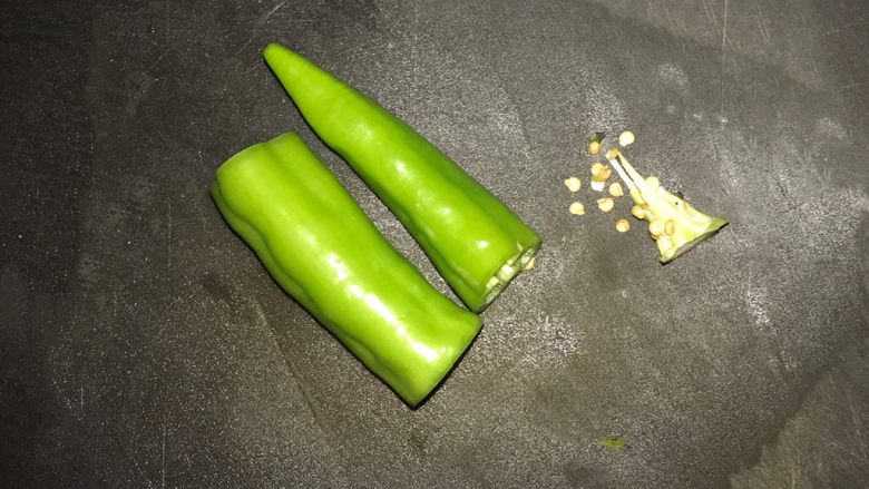 芝香千页豆腐,尖椒去蒂,去籽