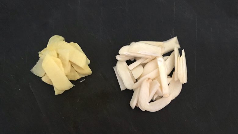 芝香千页豆腐,鲜姜切成小片,蒜瓣切成丝