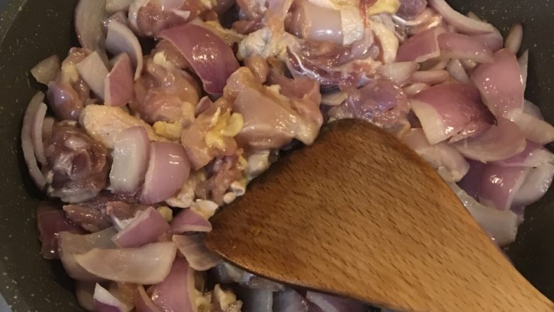 日本咖喱鸡,炒至有洋葱甜味,放入鸡肉。
