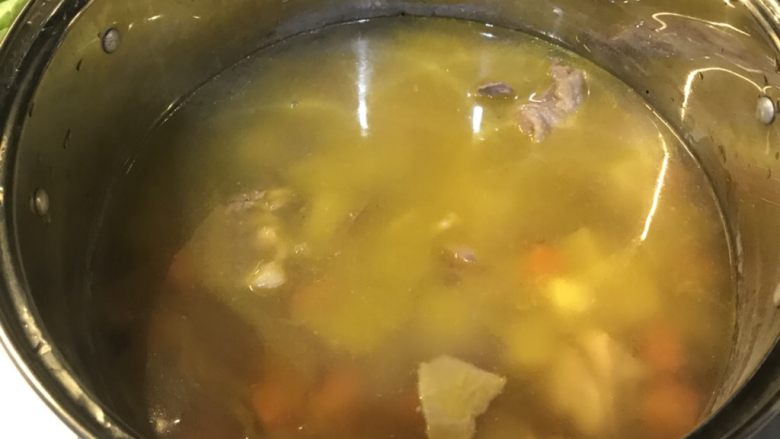 日本咖喱鸡,倒入一个大煲里,倒入清水盖过全部食材。