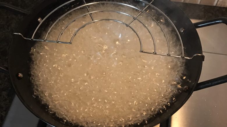 番茄脆菇沙拉,油锅加热至180度左右后放入杏鲍菇,中小火炸至金黄色,大概5分钟左右