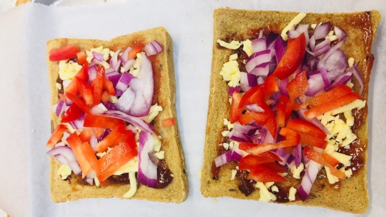 吐司披萨,加青椒碎加<a style='color:red;display:inline-block;' href='/shicai/ 29'>洋葱</a>碎