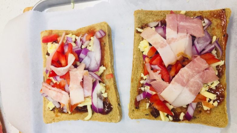 吐司披萨,加<a style='color:red;display:inline-block;' href='/shicai/ 443'>培根</a>