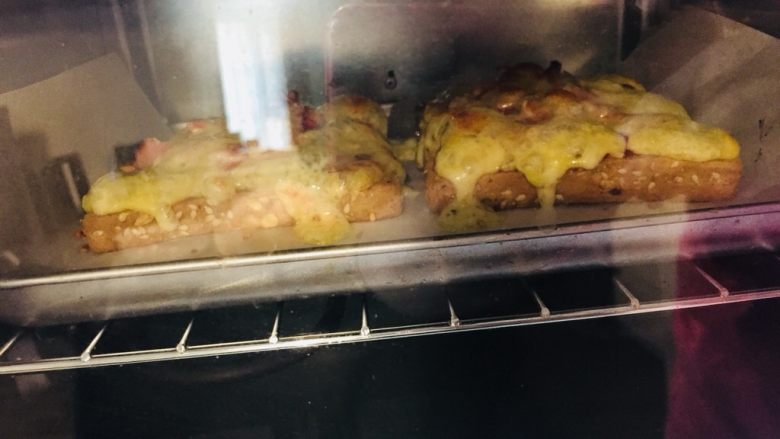 吐司披萨,烤箱预热后，200度12分钟样子。根据自己烤箱调整