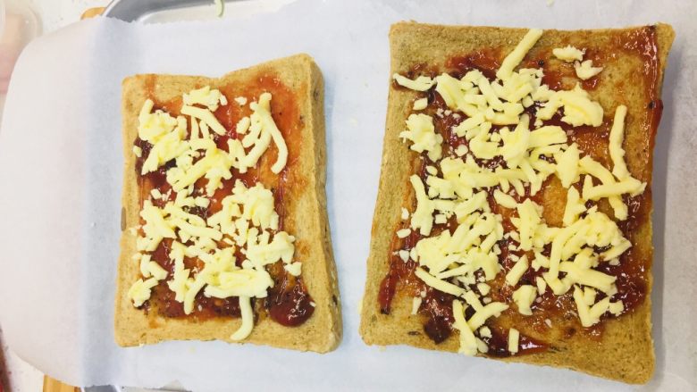 吐司披萨,加<a style='color:red;display:inline-block;' href='/shicai/ 935'>芝士</a>