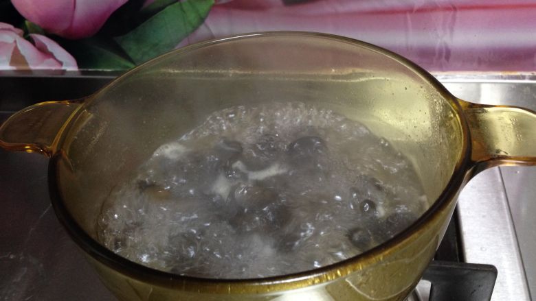 菌类料理――双菇辣炒和菜,
煮腊肉的水捞出葱、姜,倒入木耳焯水捞出备用