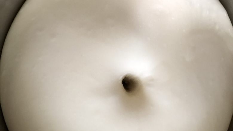 可可牛奶双色花纹吐司,手指沾干面粉,戳下去洞口不回缩不塌陷即是发酵完成。