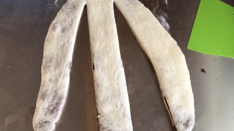 可可牛奶双色花纹吐司,用刮板分成3份,其中一头不切段。