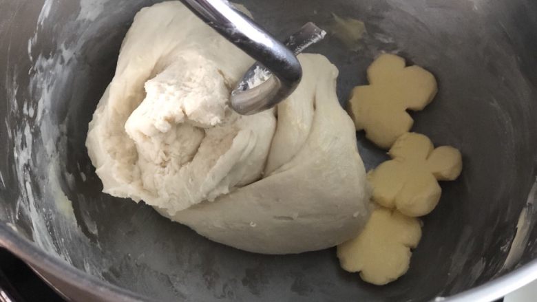可可牛奶双色花纹吐司,加入软化的黄油,继续揉面。