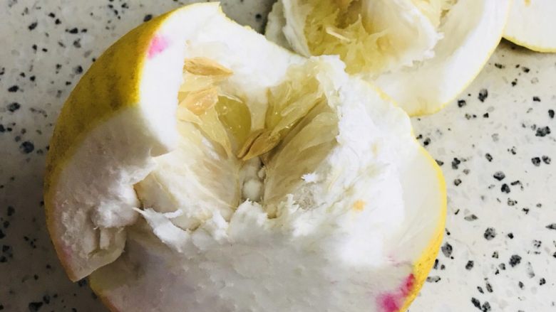 火龙果酸奶提子饮,柚子切开 拿一片果肉