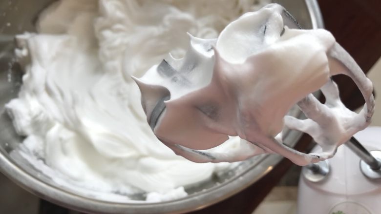 原味戚风蛋糕,打至硬性发泡,提起打蛋器有尖尖角,如图