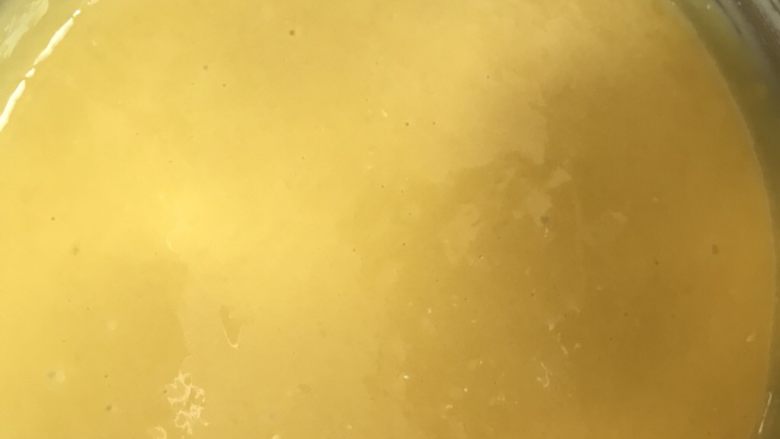 原味戚风蛋糕,用划“Z”字法搅拌至无颗粒状均匀液体,备用