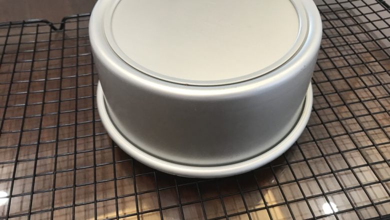 原味戚风蛋糕,考好立即拿出,摔一下立即倒扣在晾网上,彻底冷却后脱模
