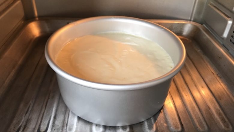原味戚风蛋糕,烤箱提前150度预热好,戚风模具放入中下层,上下管调140度45分钟