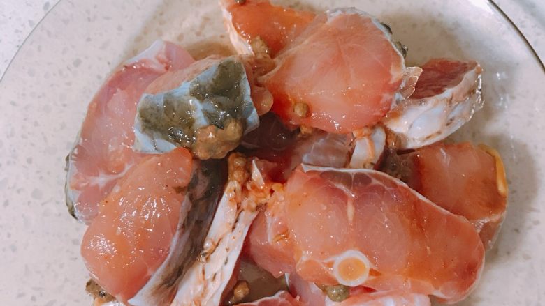 香煎糍粑鱼,鱼切块,用料酒、花椒,生抽、盐、姜丝腌制30分钟