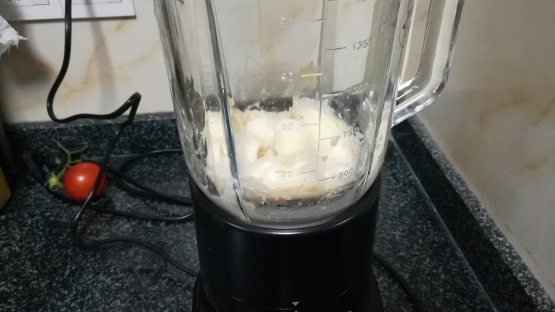 消食健胃的淮山黑米糕,打浆中。因为我有一小部分淮山是煮过的,所以加了十多克的水。