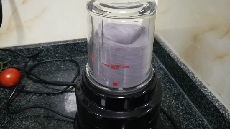 消食健胃的淮山黑米糕,快速磨粉中,这种感觉真的很好。