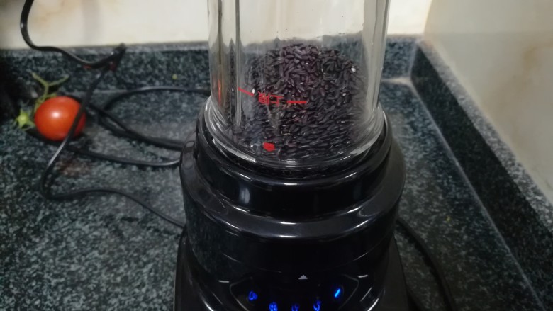 消食健胃的淮山黑米糕,<a style='color:red;display:inline-block;' href='/shicai/ 496'>黑米</a>打粉。
真的超级快啊,十多秒就搞定了。