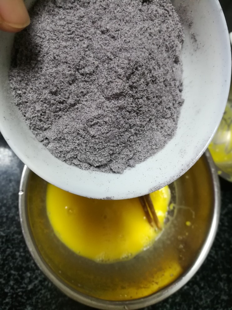 超级好吃的黑米糕,黑米粉分4次慢慢加入,用刮刀翻拌,不规则翻拌,不然蛋糕会发硬,不发。