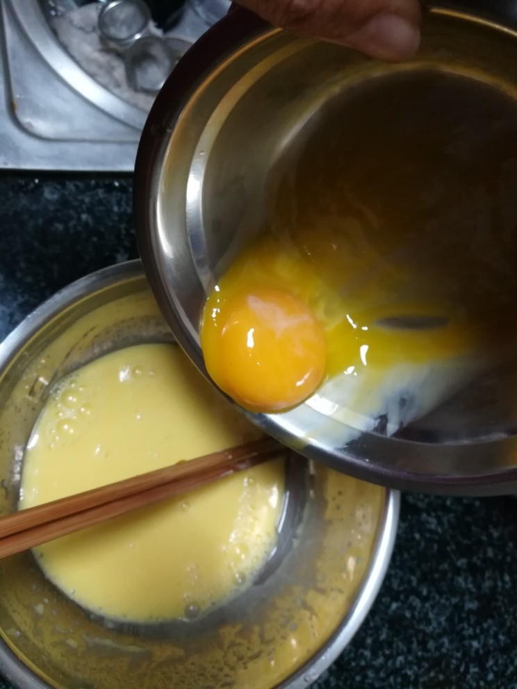 超级好吃的黑米糕,最后一次加入蛋黄,搅拌均匀