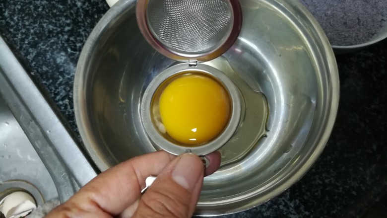 超级好吃的黑米糕,用取蛋黄器取出蛋黄。这是朋友送我的呢,真的特别感谢我的好简友。