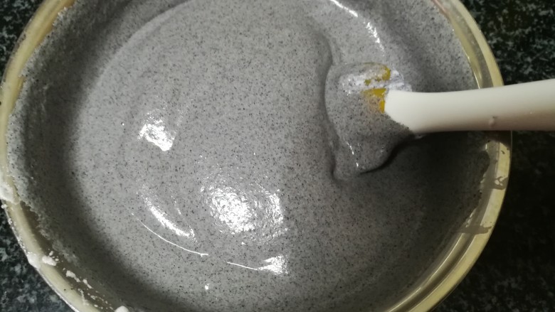 超级好吃的黑米糕,翻拌好的蛋糊糊,看得出来,它们是轻盈的,很多空气的,这样说明翻拌很成功,等下烤出来的蛋糕会很蓬松,很软。