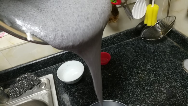 超级好吃的黑米糕,看,看,蛋糊糊从高空倒下,目的就是震出里面的大气泡,这样口感才蓬松好吃。
这不粘烤盘也是简友送我的呢,真的特别特别感谢她,今晚用到的好几种厨具都是朋友快递给我的。