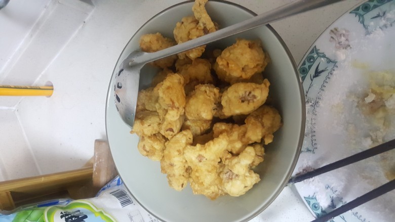 家常版劲爆鸡米花,炸至金黄色就可以了,记住不要大火,一直中小火,因为这样可以确保鸡肉全熟。