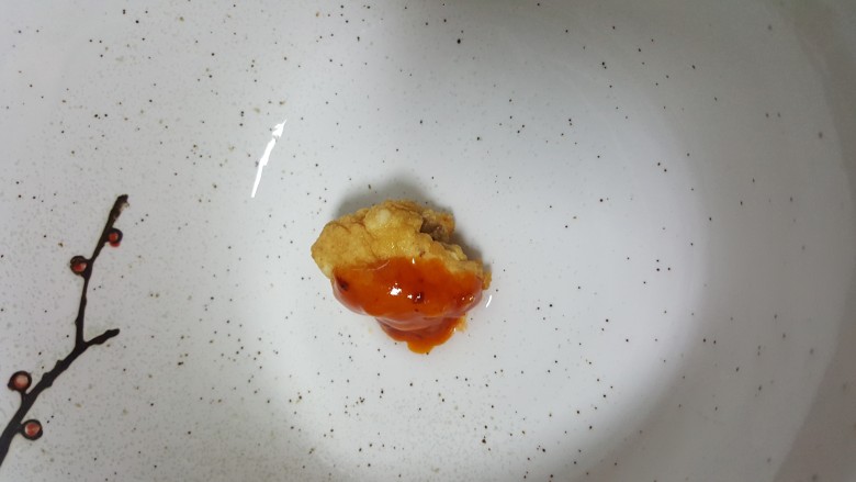 家常版劲爆鸡米花,吃鸡块的时候就可以沾酱料吃了!也可以直接沾番茄酱或者别的酱料。家常版的要更放心更实惠!