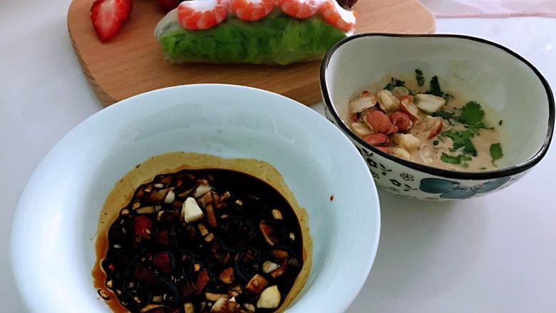 营养早餐天天不重样,酱油中加入柠檬汁,大蒜碎,小米椒。