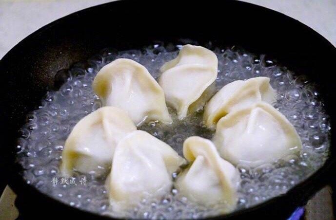 煎饺抱蛋,然后倒入适量的清水,水量至饺子一半的高度即可,盖上锅盖,小火焖煮三至四分钟