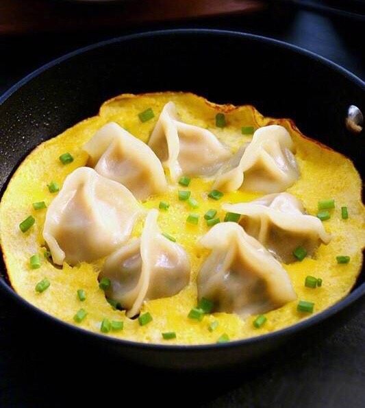 煎饺抱蛋,有鸡蛋有饺子。营养全面。味道鲜美。