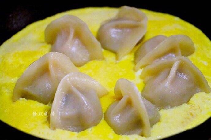 煎饺抱蛋,鸡蛋熟透即可,