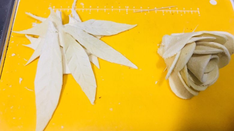 空气炸锅版玫瑰吐司,剩下的边角余料可以用牙签穿起来,当底座