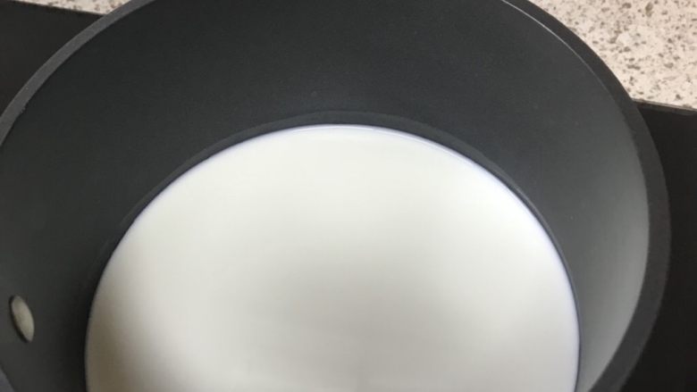 爆浆海盐奶盖蛋糕,将牛奶加入煮锅中,煮至牛奶冒热气即可停止加热。