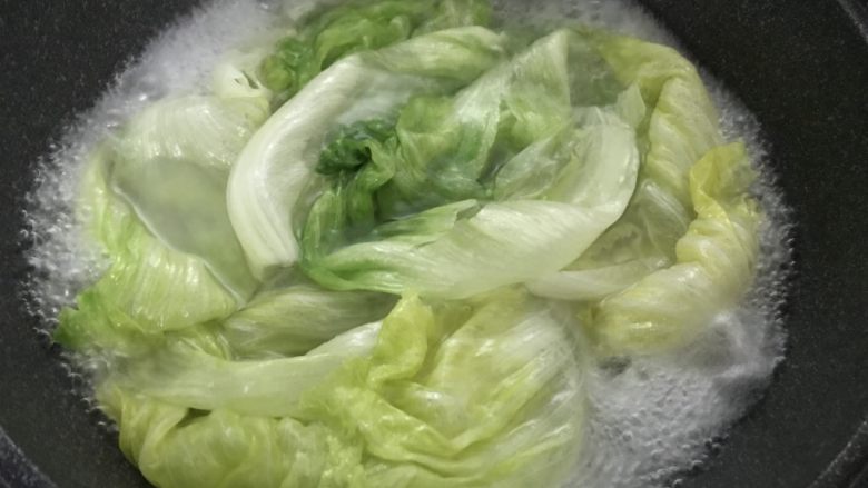 好吃的轻食水煮菜,蒜蓉淋生菜,水烧开后放入<a style='color:red;display:inline-block;' href='/shicai/ 121'>生菜</a>。灼熟马上捞起沥水另外取一个盘子摆盘。