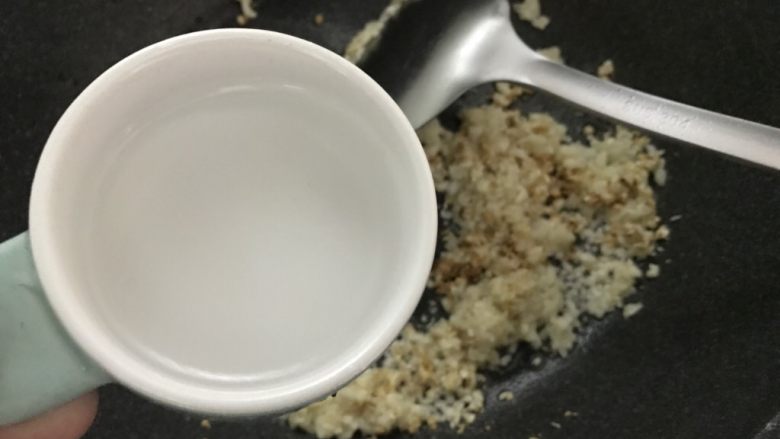 好吃的轻食水煮菜,蒜蓉淋生菜,再放入少许水。