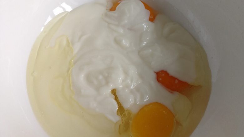 酸奶海绵蛋糕,再加适量油,混合均匀