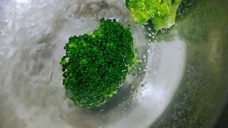 西兰花蛋黄粥,西兰花焯水至熟透