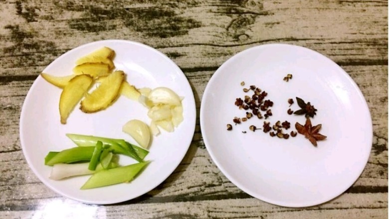 酱油鸡腿,姜切片,蒜拍扁,葱切段,八角花椒备好