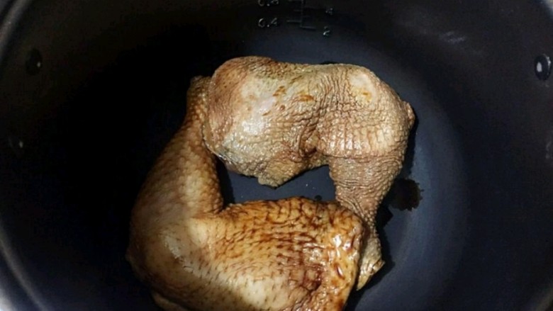 酱油鸡腿,把鸡腿放入电饭煲中(腌肉汁留着备用)