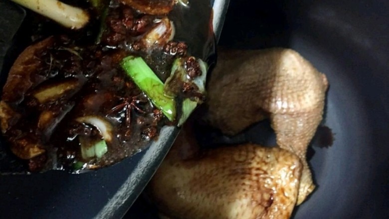 酱油鸡腿,把烧开的汤汁倒入电饭煲中,