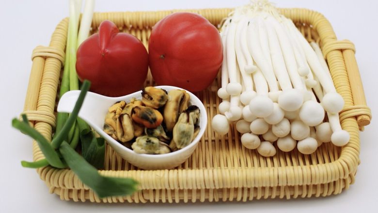 家常小炒白玉菇番茄青口肉,准备食材;把<a style='color:red;display:inline-block;' href='/shicai/ 59'>番茄</a>洗净、青口肉用清水冲洗干净、葱去皮去黄叶