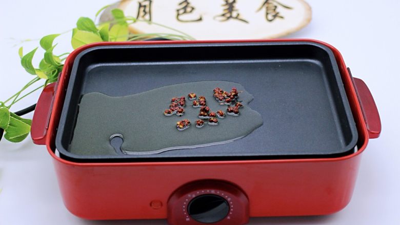 家常小炒白玉菇番茄青口肉,美食锅提前预热后、倒入<a style='color:red;display:inline-block;' href='/shicai/ 849'>花生油</a>、爆香<a style='color:red;display:inline-block;' href='/shicai/ 700'>花椒</a>