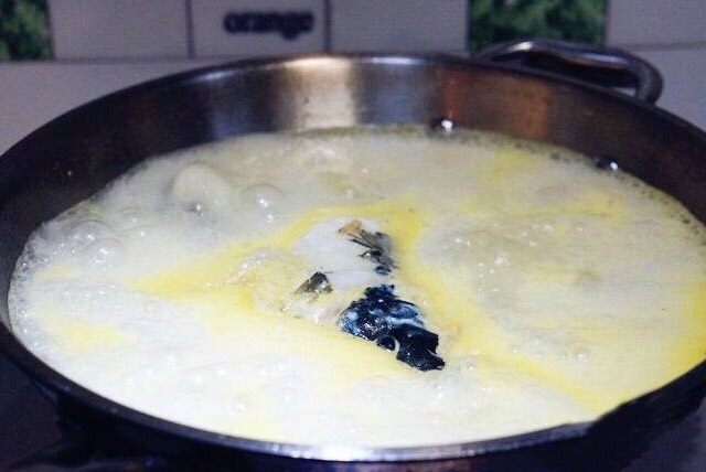 菌类料理+【菌菇鱼头汤】,在我加入清水,大火煮至汤底浓鲜