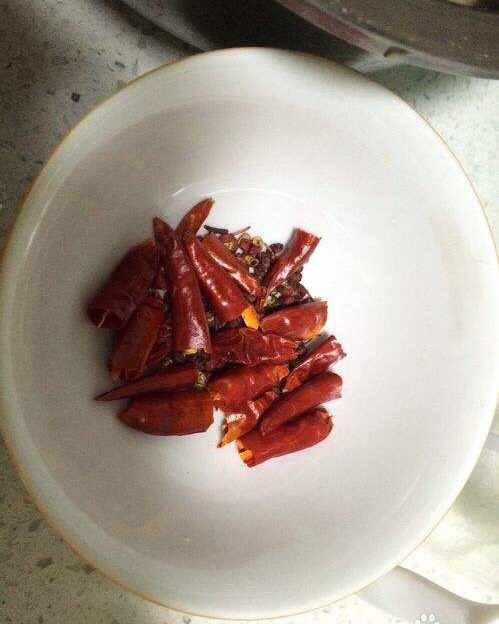 菌类料理+【菌菇鱼头汤】,<a style='color:red;display:inline-block;' href='/shicai/ 86474'>干辣椒</a>切断