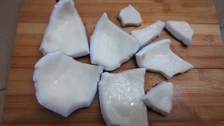 自制椰浆&椰蓉,椰肉是炖鸡剩下的,把壳往地上摔破取肉