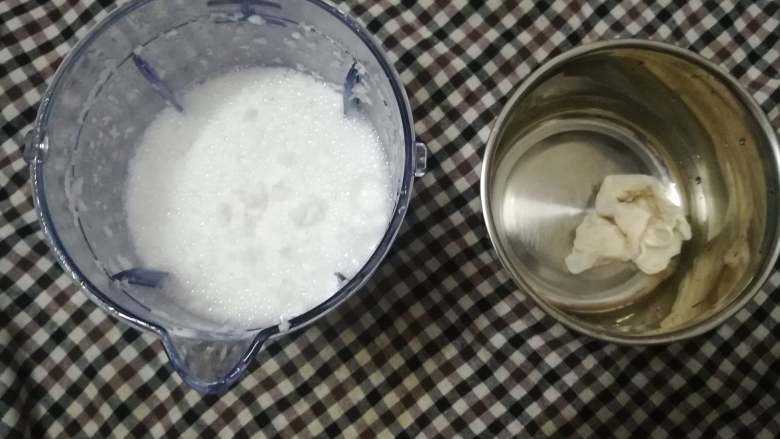 自制椰浆&椰蓉,打好的椰浆已经能闻到香味了,打得比较久,椰蓉也比较细